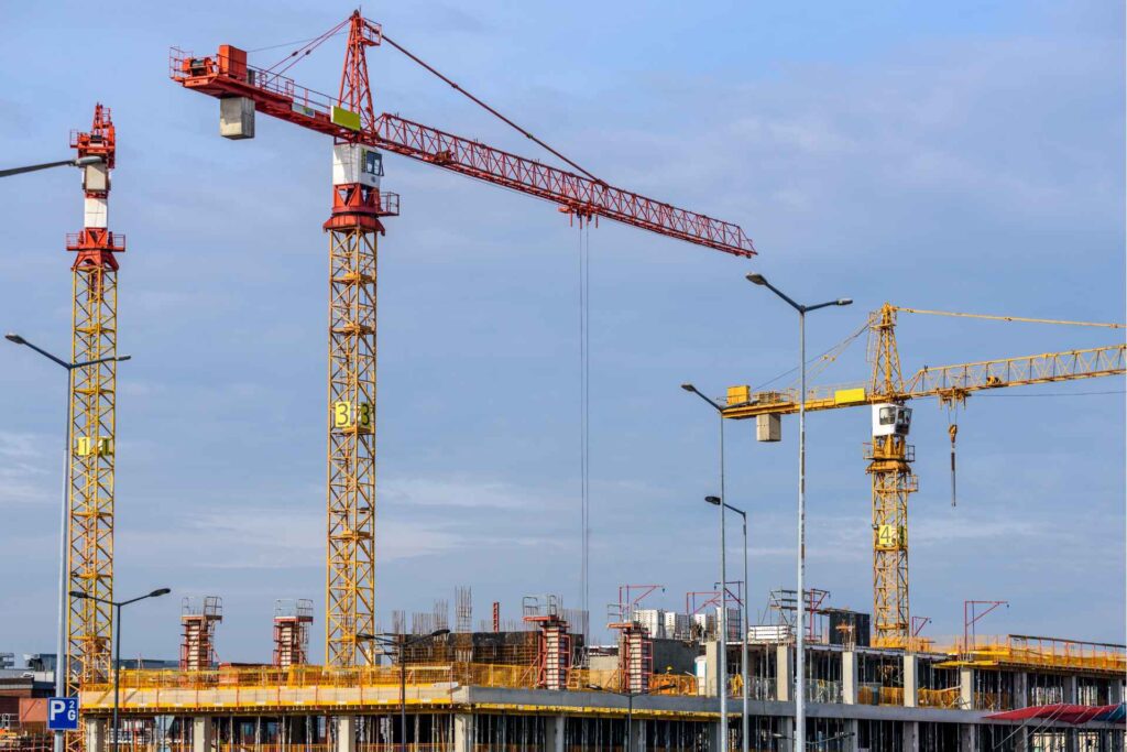 pembangunan sebuah gedung menggunakan dua buah crane KPS Steel toko besi jakarta